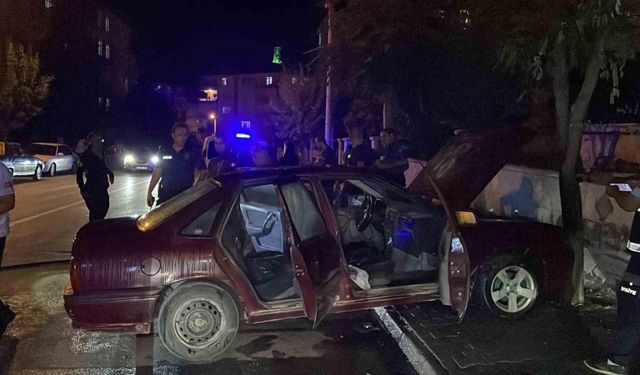 Karaman’da park halindeyken hareket eden otomobil, ağaca çarparak yandı