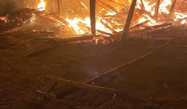 Kastamonu’da iki katlı ev ve ahır alevlere teslim oldu