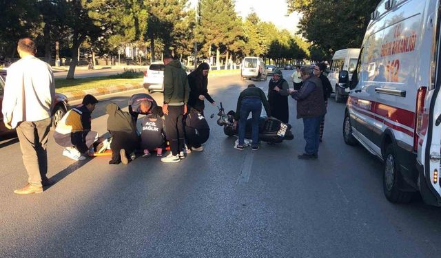 Kaza sonrası motosikletiyle yola savrulan genç kız gözyaşlarıyla hastaneye götürüldü