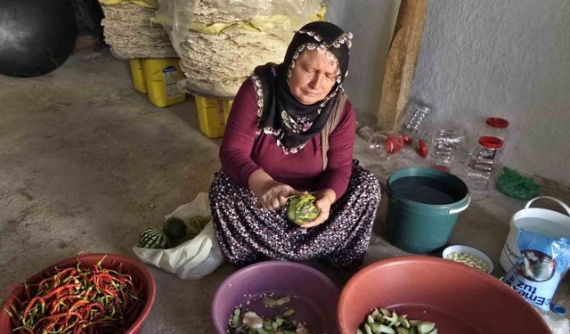 Kış hazırlıkları başladı turşu ve biberler kilerlerde yerini aldı