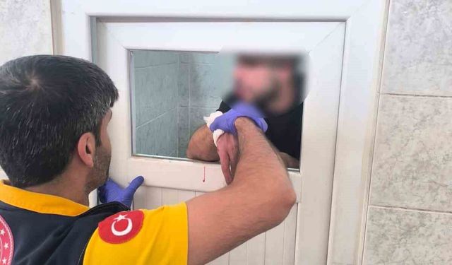 Madde krizine giren kişi caminin tuvalet camlarını parçaladı