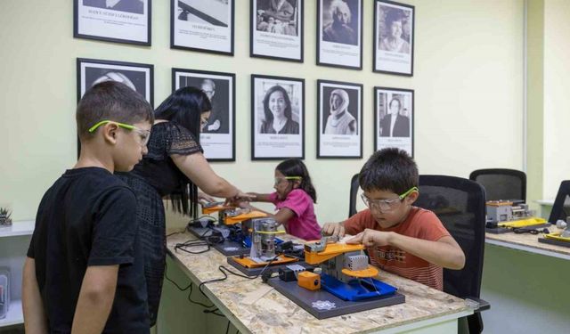 Mersin’de çocuklar, tasarım atölyesinde üretmeyi öğreniyor
