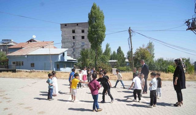 Öğrenciler zil sesi olmadan teneffüse çıktı