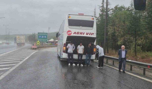 Otobüsler çarpıştı, yolcular ıslanmamak için bagaj kapaklarını açtılar