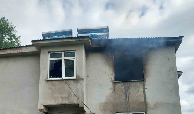Perdenin tutuşmasıyla ev yandı: Eşyalar kül oldu