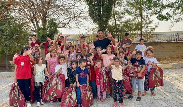 Polis memuru Mustafa Şahin, köyde okuyan çocukları unutmadı