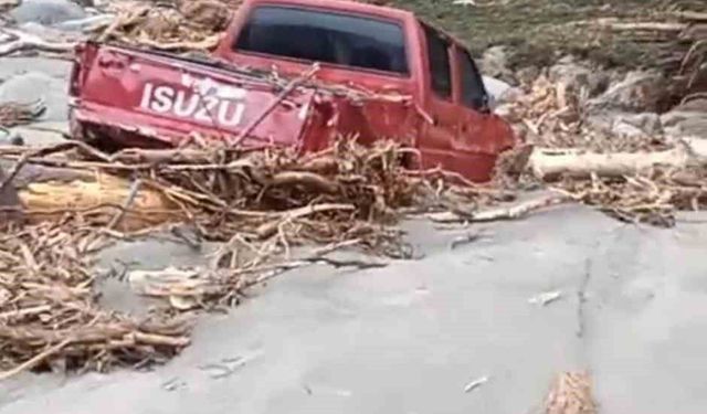 Rize’de 2 araç sel sularına kapıldı