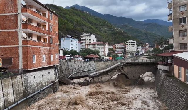Sel suları Borçka’daki asırlık tarihi köprüyü yıktı