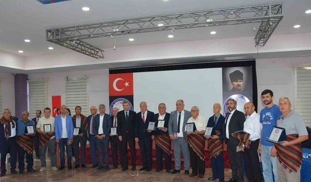 Söke’de yılın ahileri seçilen esnaflar ödüllerini aldı