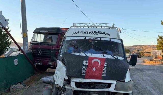 Tarım işçilerini taşıyan minibüsle kamyon çarpıştı: 20 yaralı