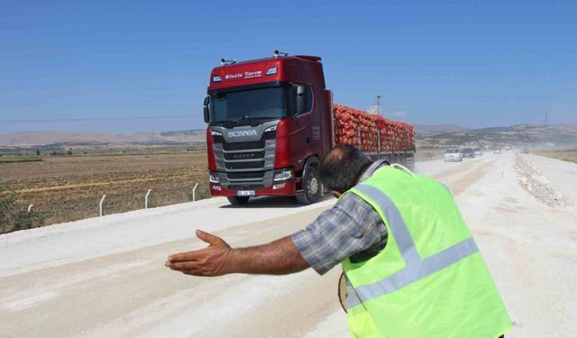 Tozlu yolda mutluluk saçıyor, kimse korna çalmadan geçmiyor