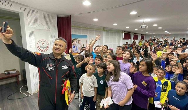 Türkiye’nin ilk astronotu Alper Gezeravcı, Karaman’da öğrencilerle buluştu