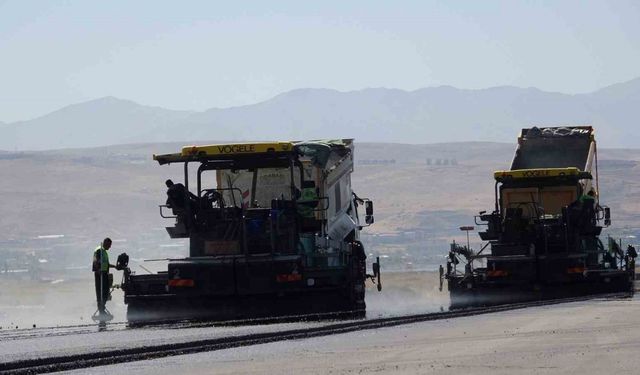 Van Ferit Melen Havalimanı’nda 3 vardiyalı hummalı çalışma