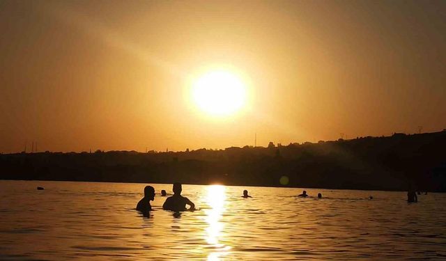 Van Gölü’nde gün batımında yüzme keyfi