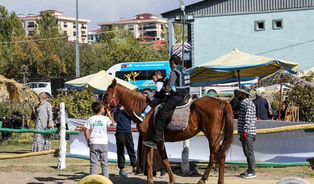 Van’daki özel çocuklar ata binmenin heyecanını yaşadı