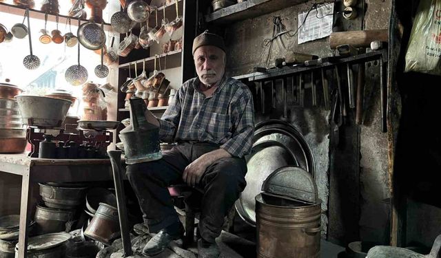 Yaşına aldırış etmeyen usta, unutulmaya yüz tutan mesleğini aşkla yapıyor