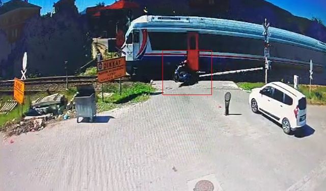 Yolcu treni hemzemin geçitte motosiklete çarptı