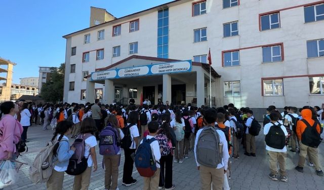 Yüksekova’da yeni dönem başladı: Okullar öğrenci sesleriyle yankılandı