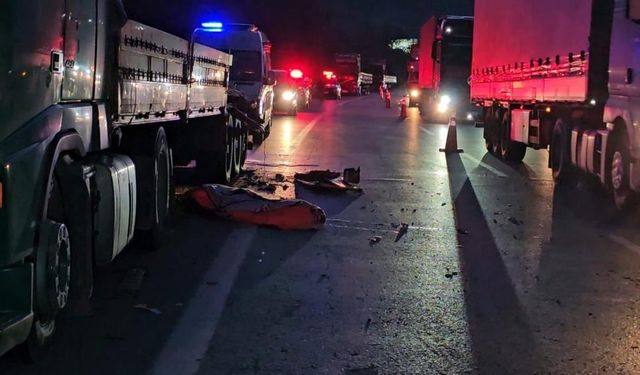 Otoyolda feci kaza: Genç tır şoförü, lastik değiştirirken başka tırın altında kaldı