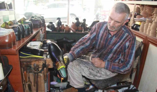 40 yıllık ayakkabı ustası, deriyi ateşle canlandırıyor