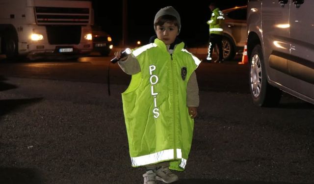 Ağrı girişinde minik polis dikkat çekti