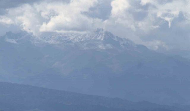 Anamas beyaz gelinliğini giydi