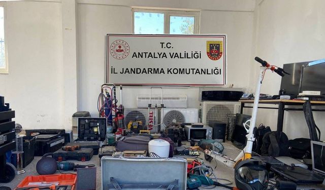 Antalya’da 10 evden hırsızlık yapan şüpheli JASAT tarafından yakalandı