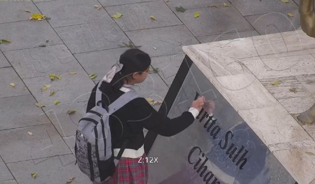 Atatürk büstünü temizleyen minik Asmin