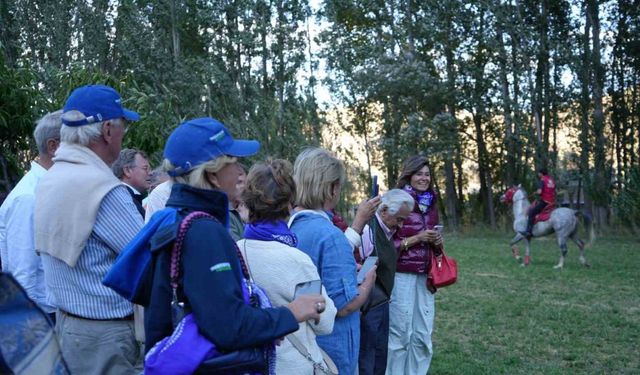 Avrupalı klasik otomobil tutkunları Bayburt’ta ata sporu ciride hayran kaldı