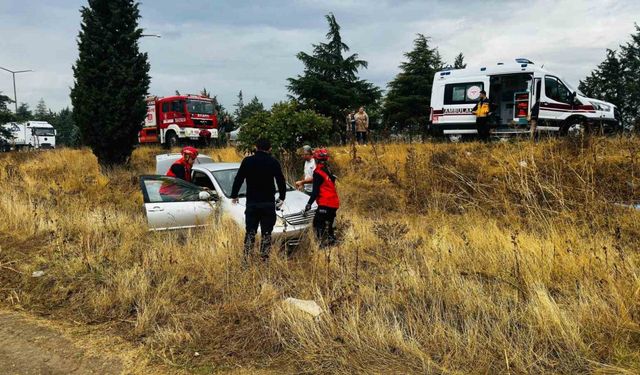 Balıkesir’de otomobil yağmurda kayarak, şarampole uçtu