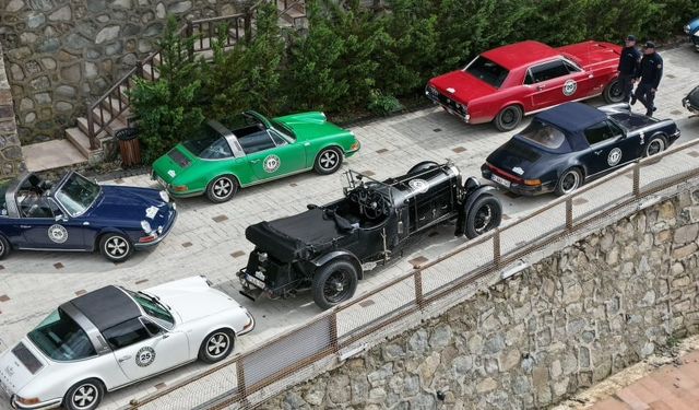 Belçikalı klasik araç tutkunları Artvin’de