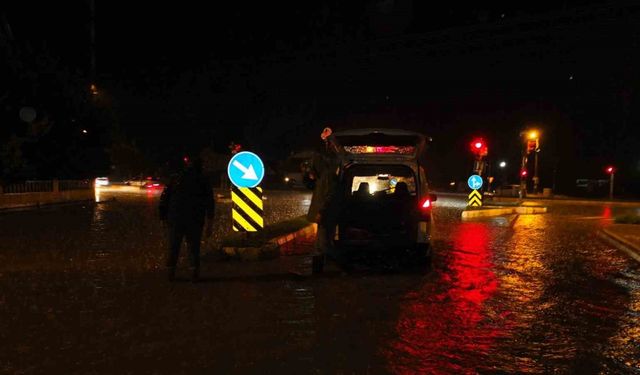 Burhaniye’de sağanak yağış yolları göle çevirdi