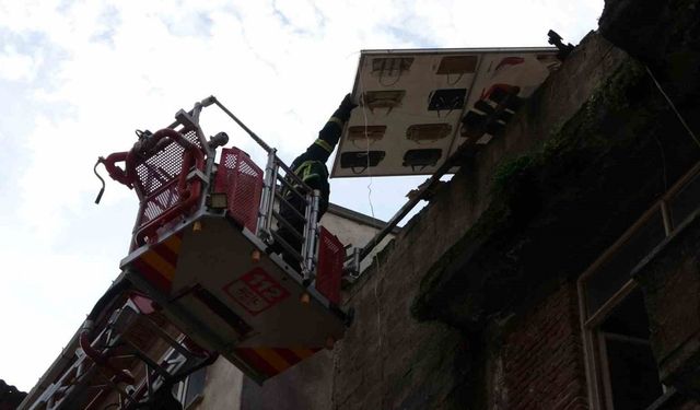 Çatıdan tehlikeli şekilde sarkan pano, itfaiye ekiplerince kaldırıldı