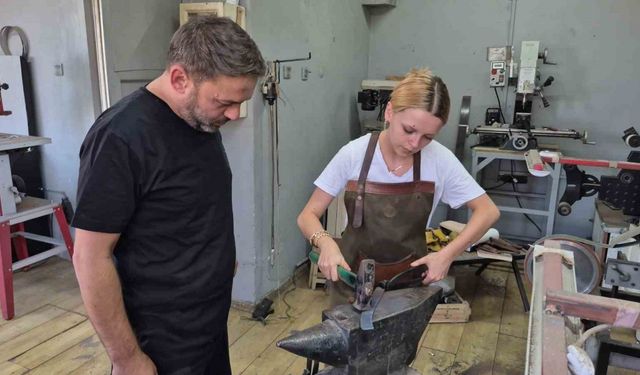 Çırak bulamayan UNESCO’lu usta sanatını kızına öğretiyor