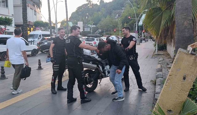 Dolmuş durağında baygın halde bulundu, polisleri görünce elini öptü