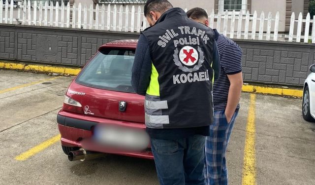 Düğün konvoyunda gürültü yapan araç trafikten men edildi