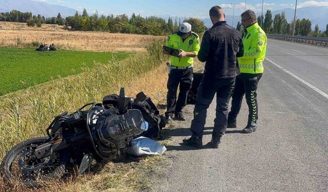 Erzincan’da bariyere çarpan Rus motosiklet sürücüsü öldü