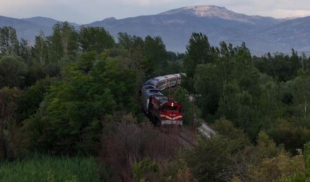 Erzincan’da sonbahar manzarası eşliğinde yol alan Doğu Ekspresi