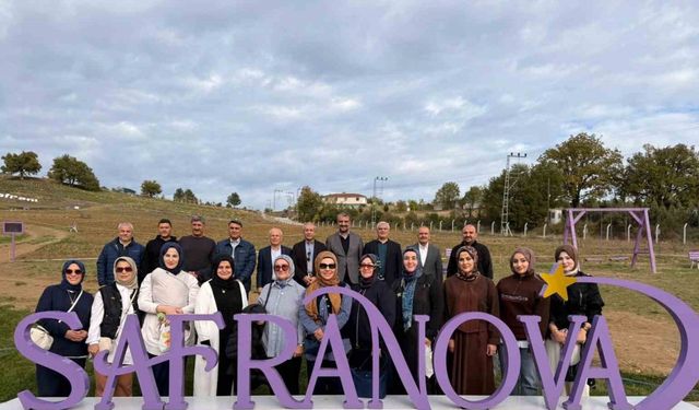 Eski Tarım Bakanı Mehdi Eker safran hasadı yaptı