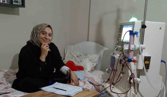 Evinde kendi diyalizini kendisi uyguluyor