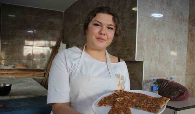 Fırının ateşiyle hayalini yoğuruyor