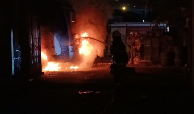 Gece bekçileri fark etti: Kundaklama ve şüpheli düzenek paniği yaşandı