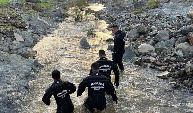 Gün aydınlandı, selde kaybolan vatandaşı bulma çalışmaları yeniden başladı