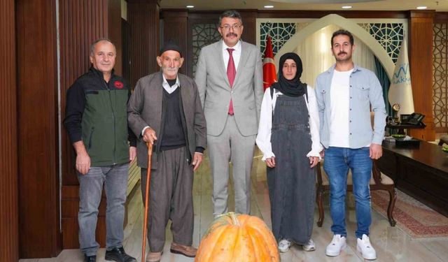 Hakkâri’de rekor: 50,5 kilo ağırlığında dev bal kabağı