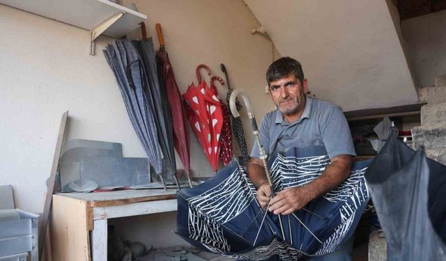 Hatay’da şiddetli yağışlar şemsiye tamircisinde yoğunluğu artırdı