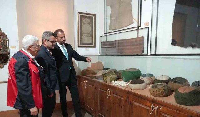 Her yıl binlerce kişinin ziyaret ettiği külliyedeki sarıklar, vatandaşlardan yoğun ilgi görüyor