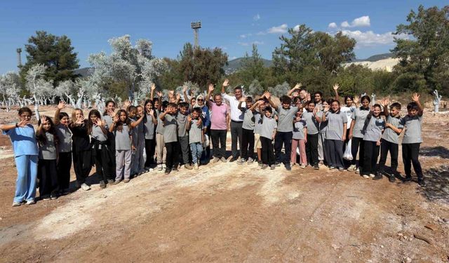 İlkokul öğrencileri 300 zeytin fidanını toprakla buluşturdu