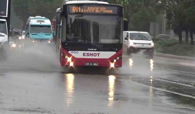 İzmir’de etkili olan sağanak yağış, günlük yaşamı zorlaştırdı