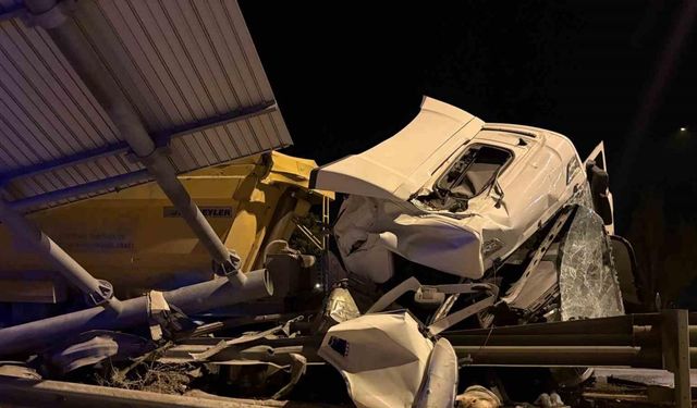 Kayseri’de tır bariyerlere girdi: 1 yaralı