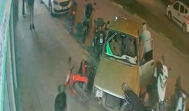 Kaza yaptıkları aracı bırakıp kaçtılar